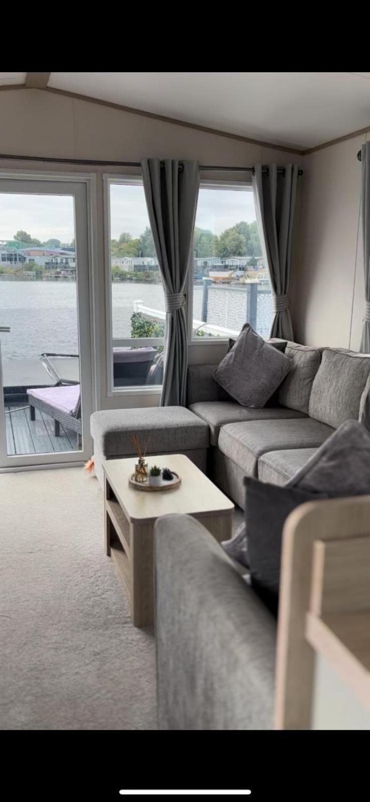 Lakeside Holiday Home With Hot Tub Tattershall Exterior photo