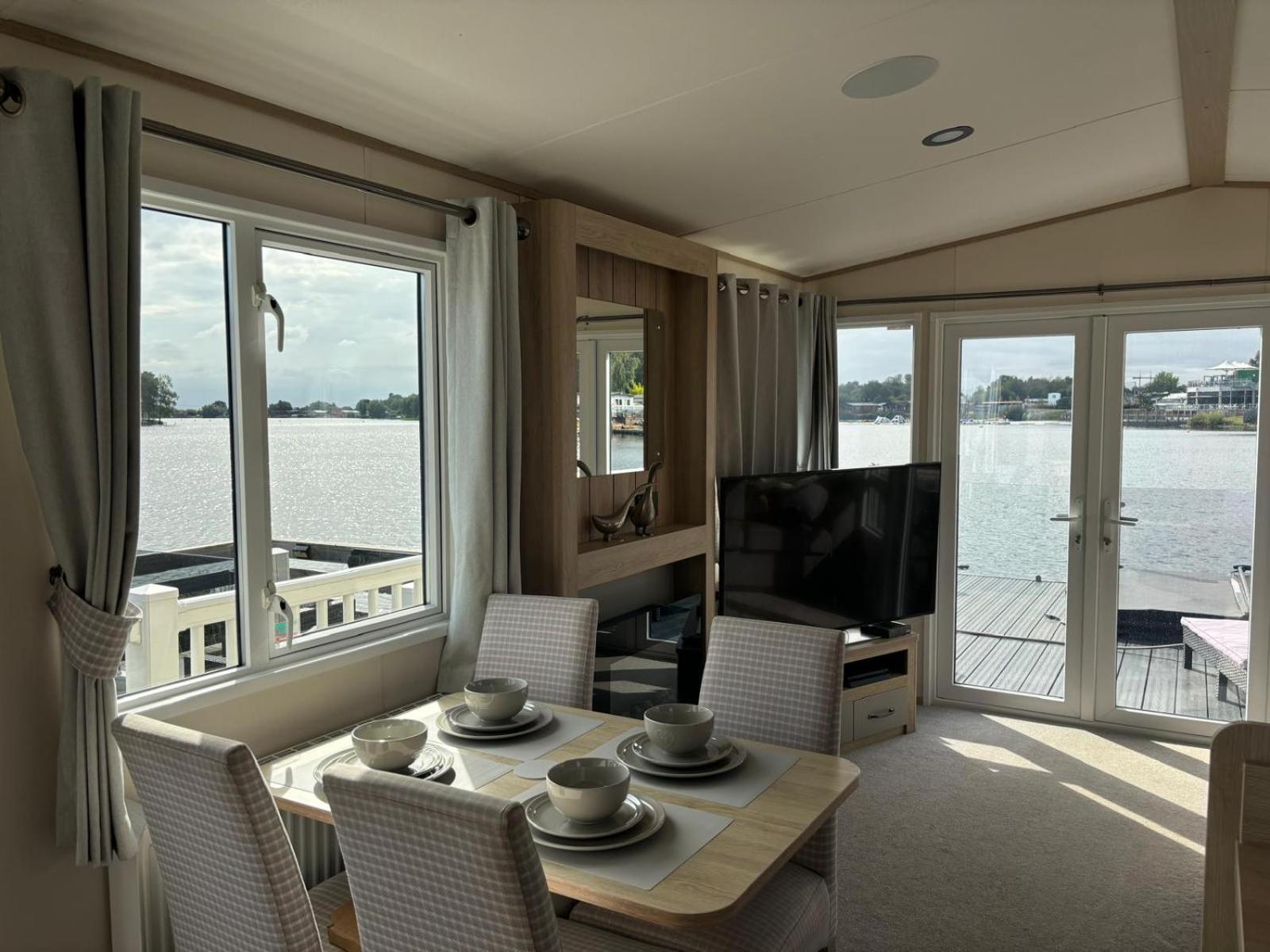 Lakeside Holiday Home With Hot Tub Tattershall Exterior photo